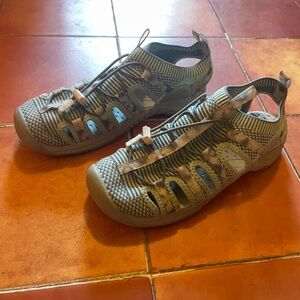 Khombu Cameron Women’s Sandals size US 7 in Floral Aqua Reverse Tie Dye